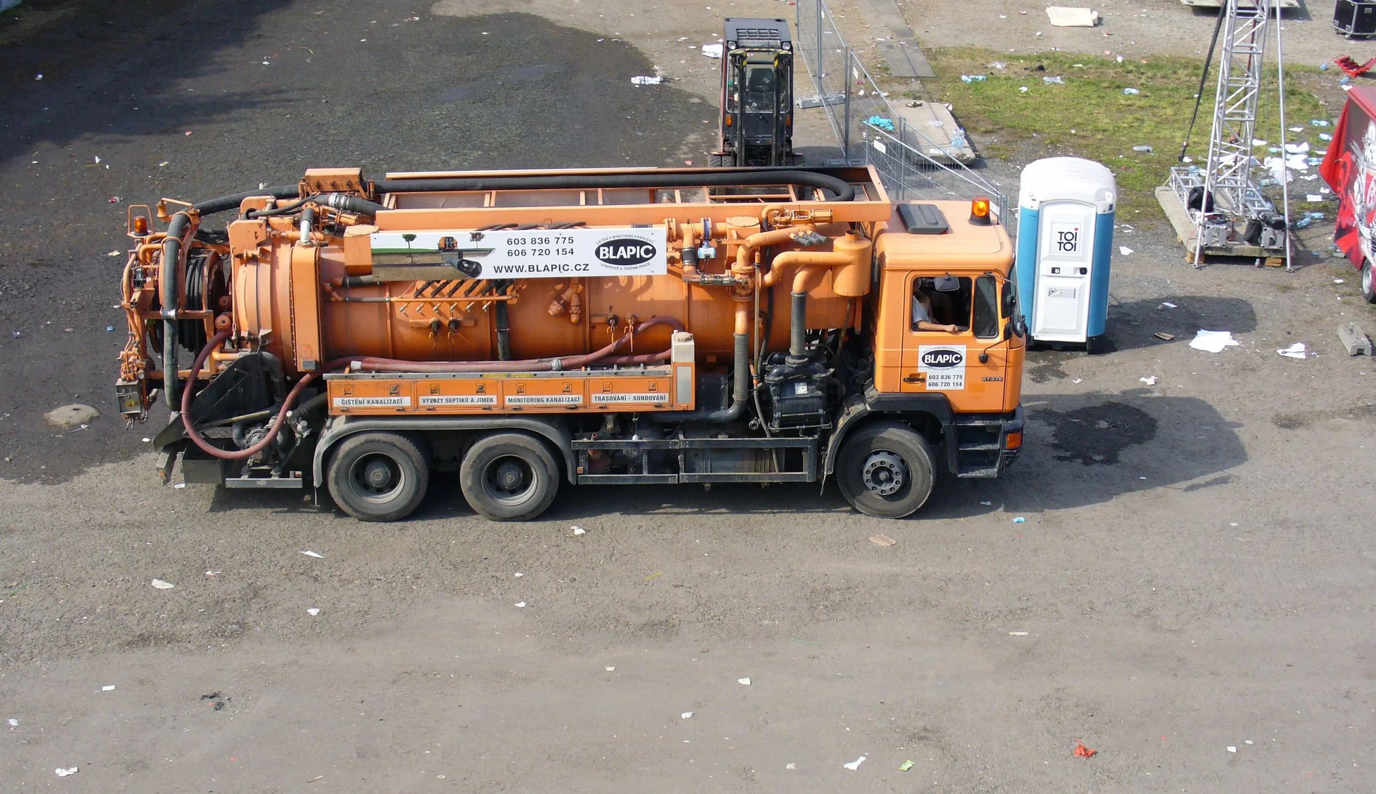 Vacuum sewage truck for wastewater systems